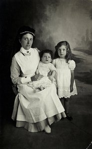 Eine „Krankenschwester“ posiert in den 1920er Jahren mit Kindern.