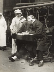 Eine Krankenschwester übersetzt die Nachrichten für die verwundeten Soldaten der Alliierten Streitkräfte