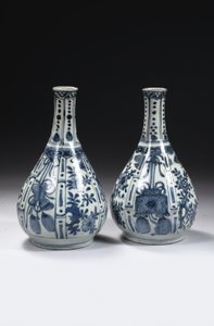 Ein Paar chinesische blau-weiße „kraak porselein“ Flaschenvasen, Wanli-Periode, 1573-1619 von Unbekannt
