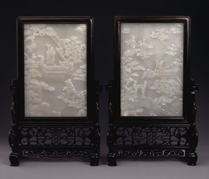Ein Paar weiße Jade-Tischschirme, die in Relief mit Unsterblichen zwischen Wolken oder in Gärten mit Begleitern und mythischen Bestien geschnitzt sind