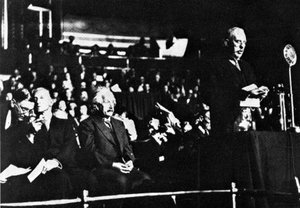 Albert Einstein und Ernest Rutherford, Royal Albert Hall von Unbekannt