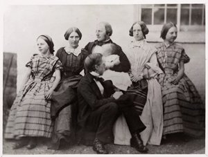 Alexander Parkes, englischer Erfinder und Chemiker, mit seiner Familie, um 1870 von Unbekannt