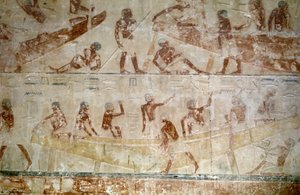Detail der Reliefs, die den Bau eines Bootes darstellen
