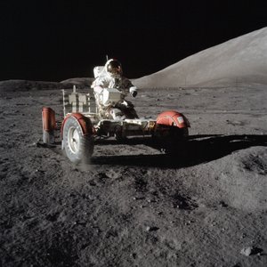 Astronaut Eugene Cernan fährt das Mondfahrzeug während des ersten EVA von Unbekannt