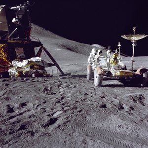 Astronaut James Irwin lädt das Lunar Roving Vehicle an der Hadley-Apennin-Landestelle von Unbekannt