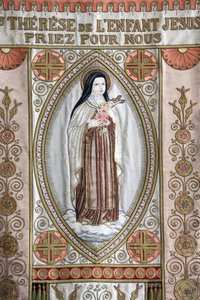 Banner: "St. Therese vom Kinde Jesus, bitte für uns", Honfleur, Frankreich