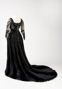 Schwarzes Abendkleid, getragen von Königin Alexandra, mit Perlen- und Paillettenverzierung und der Unterschrift von Königin Alexandra, hergestellt von Barolet of Knightsbridge, London 1908-1910 von Unbekannt