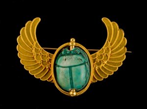 Blau glasierter Steatit-Skarabäus in einer goldenen geflügelten Brosche von Unbekannt
