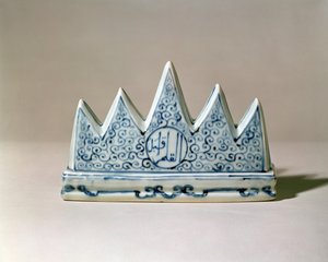 Blau-weiße Pinselablage, modelliert als fünfspitziger Berg, Ming-Dynastie (1368-1644) von Unbekannt