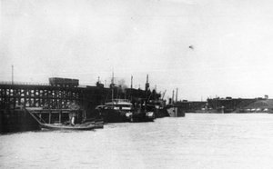 Blyth-Hafen, mit einer Anzahl von Kohleschiffen neben den Blyth-Staiths und einem Hafenkommissionsboot im Vordergrund