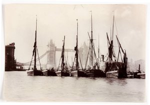 Boote an der Tower Bridge vertäut von Unbekannt