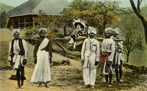 Britische Kolonialdame in indischer Sänfte