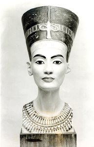 Büste der Königin Nofretete, Vorderansicht, Kopie der Büste im Ägyptischen Museum, SMPK, Berlin