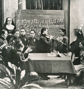 Weihnachtsliedprobe in einer französischen Mission in China, frühes 20. Jahrhundert von Unbekannt