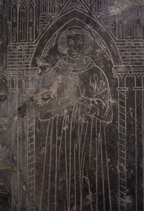 Kathedralsammlung. Fragment einer Steinplatte. Basrelief. Ein Kirchenbeamter. Ursprungsort Kirche (Saint-Quentin von Tournai. Ende 13. Jahrhundert. von Unbekannter Künstler