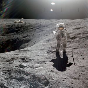 Charles M. Duke, Jr., Mondlandemodulpilot der Apollo 16 Mission, sammelt Mondproben am Rand des Plum-Kraters, April 1972
