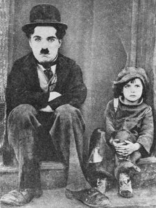Charlie Chaplin und Jackie Coogan in The Kid