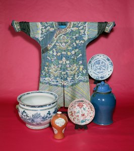 Chinesischer Drachenmantel und Porzellanwaren von Unbekannt