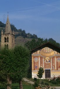 Kirche St. Leger mit dem spät-renaissance Glockenturm, Aymavilles, Aostatal, Italien von William M. Timlin