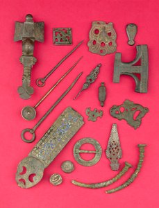 Sammlung von angelsächsischen, wikinger- und keltischen Antiquitäten, darunter angelsächsische Kreuzfibeln und Buchdeckelbeschläge sowie hiberno-wikingerzeitliche Ringkopfnadeln, aus dem 4. Jahrhundert v. Chr. bis zum 9. Jahrhundert n. Chr.
