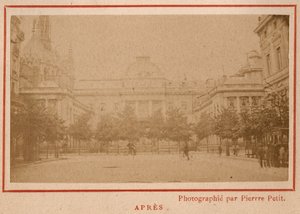 Pariser Kommune (1871): Blick auf den Justizpalast in Paris nach dem Brand im Mai 1871. Fotografie von Pierre Pepetit von Unbekannt