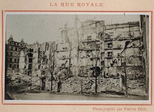 Kommune von Paris (1871): Blick auf die Ruinen in der Rue Royale in Paris im Mai 1871. Fotografie von Pierre Pepetit.