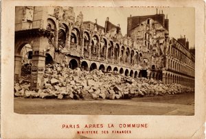 Kommune von Paris (1871) gesehen vom zerstörten Finanzministerium. Fotografie. Druck auf Karton Dim. 10,4x6,9 cm von Unbekannt