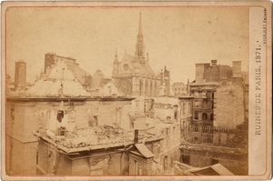 Kommune von Paris: Blick auf die Ruinen des Palais de Justice und der Sainte Chapelle in Paris im Mai 1871. Fotografie der Brüder Pignolet. Maße 16,3X10,8 cm