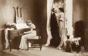 Liebespaar und junges Mädchen spielen Klavier, Paris, ca. 1920 (Postkarte) von Unbekannter Künstler