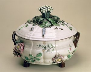 Gedeckte Terrine, dekoriert mit aufgetragenem Ornament aus Blumen und Gemüse, von Johan Ludwig Eberhard Ehrenreich (1722-1803), Marieberg, spätes 18. Jahrhundert von Unbekannt