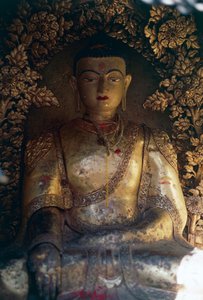 Krypta mit Buddha-Statue, Swayambhunath (Affentempel), Kathmandu-Tal (UNESCO-Welterbe) von William M. Timlin