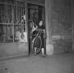 Radfahrerin Alfonsina Strada (Alfonsa Rosa Maria Morini) verlässt ihr Geschäft in der Varesina-Straße 80, Mailand, Italien von Unbekannter Künstler