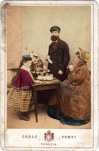 Alltagsleben, eine Familie versammelt sich um einen Tisch mit Kuchen und Kaffee, Venedig. 19. Jahrhundert von Unbekannt
