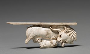 Dekorative Plakette: Kuh säugt ihr Kalb, 900-800 v. Chr.