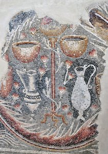 Detail eines Mosaikbodens mit Bechern, Weinkrügen und Dekantern aus der Samaritanischen Synagoge in El-Khirbe, Westjordanland, 4. Jahrhundert n. Chr. von Unbekannt