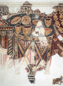 Detail eines Mosaikbodens, der den Opfertisch mit Bechern, Schalen und Broten aus der Samaritaner-Synagoge in El-Khirbe, Westjordanland, 4. Jahrhundert n. Chr. darstellt von Unbekannt