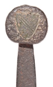Detail, spätmittelalterliches Breitschwert mit früherer Wikingerklinge und Wappen der Familie De Bohun