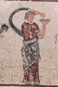 (Detail) Der Triumph des Dionysos - Rückkehr des Gottes von einem Feldzug nach Indien - Eine Bacchantin mit einer Opferschale - Paphos-Mosaiken, Haus des Dionysos, Ende des 2. Jahrhunderts n. Chr. - Zypern von William M. Timlin