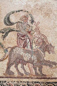 (Detail) Der Triumph des Dionysos - Rückkehr des Gottes von einem Feldzug nach Indien - Silenus hält die Zügel der Panther - Paphos-Mosaiken, Haus des Dionysos, Ende des 2. Jahrhunderts n. Chr. - Zypern von William M. Timlin