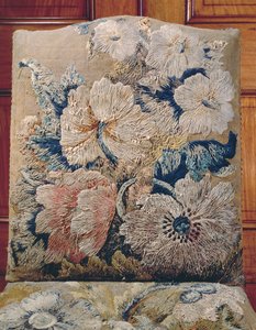 Detail einer Abdeckung, gearbeitet von Jane Allgood, übergroße Blumen in Lang- und Kurzstich in Crewel- und Seidenchenille, alter Goldhintergrund in Zeltstich von Unbekannt
