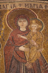 (Detail) des Mosaiks aus dem 6. Jahrhundert in der Kirche Panagia Angeloktistos in Kiti, das die Jungfrau Maria und Jesus zwischen den beiden Erzengeln Michael und Gabriel darstellt, Region Larnaca, Zypern von William M. Timlin