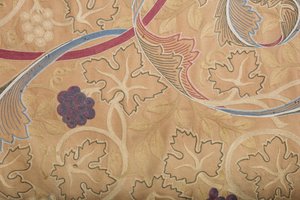 Detail des bestickten Dossals, entworfen von William Morris, ausgestellt an der Ostwand des Chors der Prioratskirche (Foto)