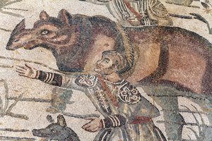 Detail des großen Jagdmosaiks. Ein Nashorn wird auf ein Boot geführt, um zum nächsten Hafen transportiert zu werden. 3. - 4. Jahrhundert. Römische Villa del Casale, Sizilien. UNESCO-Weltkulturerbe. von William M. Timlin