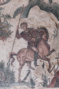 Detail des kleinen Jagdmosaiks. Ein Jäger ist dabei, einen Hasen zu spießen. 3. - 4. Jahrhundert. Römische Villa del Casale, Sizilien. UNESCO-Weltkulturerbe. von William M. Timlin
