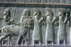 Detail des Relief-Frieses auf der östlichen Treppe zur Apadana (Audienzhalle), das lydische Delegierte darstellt, die Geschenke für eine Zeremonie tragen, Achämenidenzeit, ca. 515 v. Chr. von Unbekannt