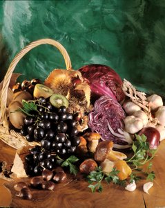 Diät: Stillleben mit schwarzen Trauben, Knoblauch, Zwiebel, Knoblauchzehe, Petersilie, Pilz, Kastanie, Kiwi und Rotkohl. von William M. Timlin