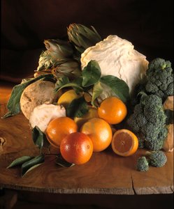 Diät: Stillleben mit Brokkoli, Orangen, Sellerie, Artischocken, Zitronen und Weißkohl. von William M. Timlin