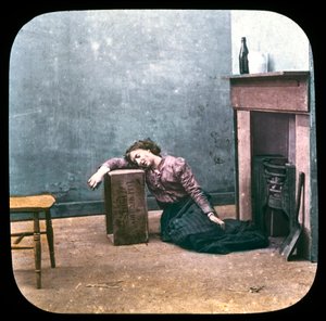 Betrunkene Frau auf dem Boden vor dem Kamin, ca. 1895 von Unbekannt