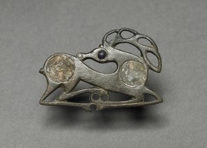 Fibel in Form eines liegenden Hirsches, ca. 400 von Unbekannt