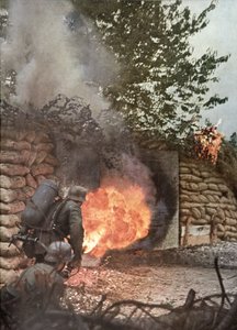 Feuer und Tod, Ein befestigtes sowjetisches Lager explodiert mit Flammenwerfern, aus 